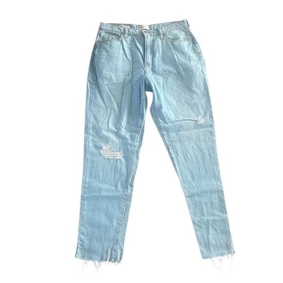 Universal Thread Size 6 Distressed Light Wash Boyfriend Jeans. - Picture 2 of 9